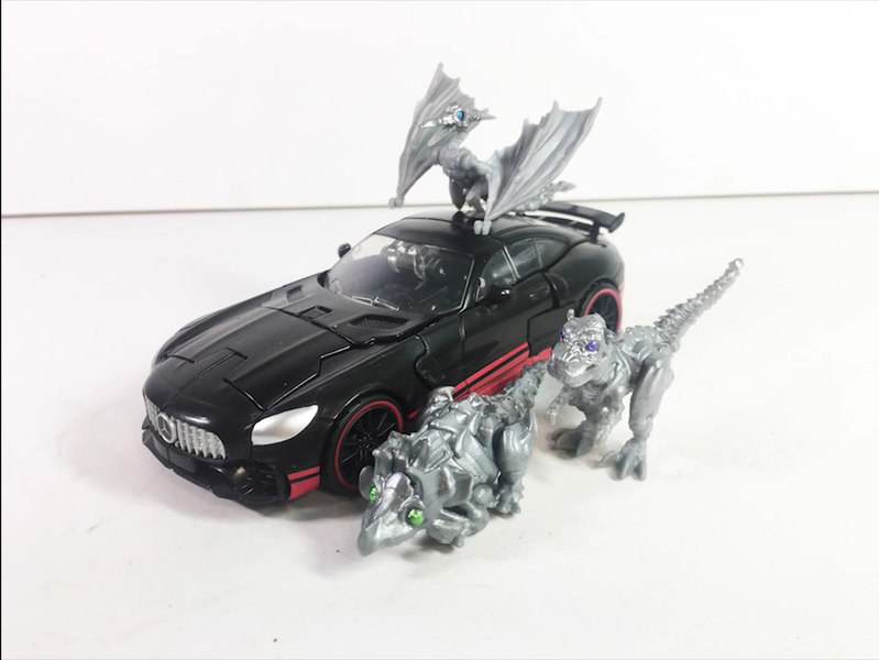 Video Review  Studio Series Drift With Baby Dinobots Exclusive 06 (6 of 12)